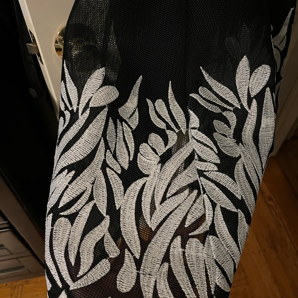 Elegant DKNY embroidered mesh Dress SZ 10 - Picture 7 of 7